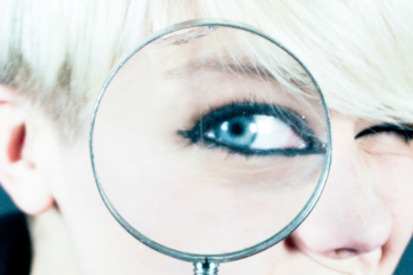 Auge mit Lupe